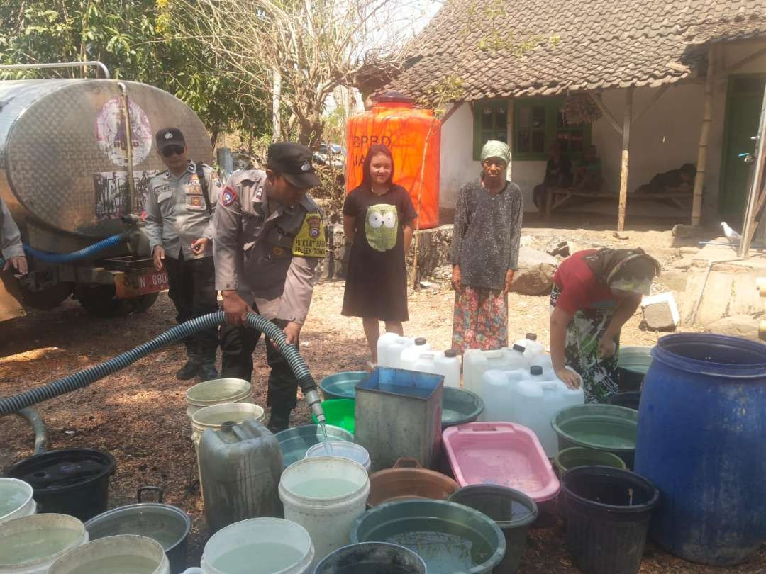 Jajaran Polres Probolinggo Kota mendistribusikan air bersih ke Desa Sumberkramat, Kecamatan Tongas. (Foto: Humas Polres Probolinggo Kota)