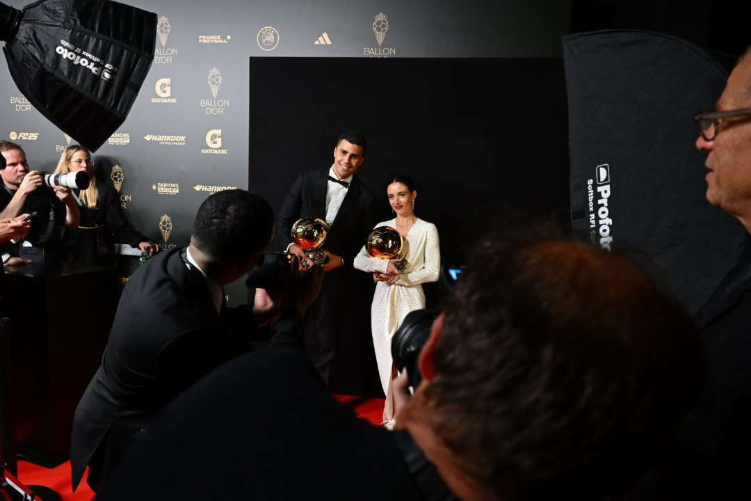 Rodri Hernandez meraih trofi Ballon d'Or pertama, dan Aitana Bonmati sudah dua kali dinobatkan sebagai pemain terbaik wanita. (Foto: X Ballon d'Or)