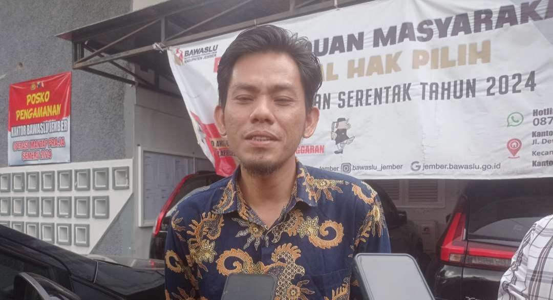 Salah satu saksi yang diperiksa Bawaslu Jember, Sapta Anjois (Foto: Rusdi/Ngopibareng.id)