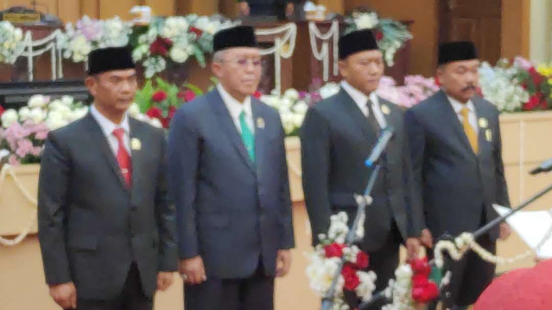 Darmadi (paling kiri) dilantik bersama wakil-wakilnya (Foto: Agung/Ngopibareng.id)