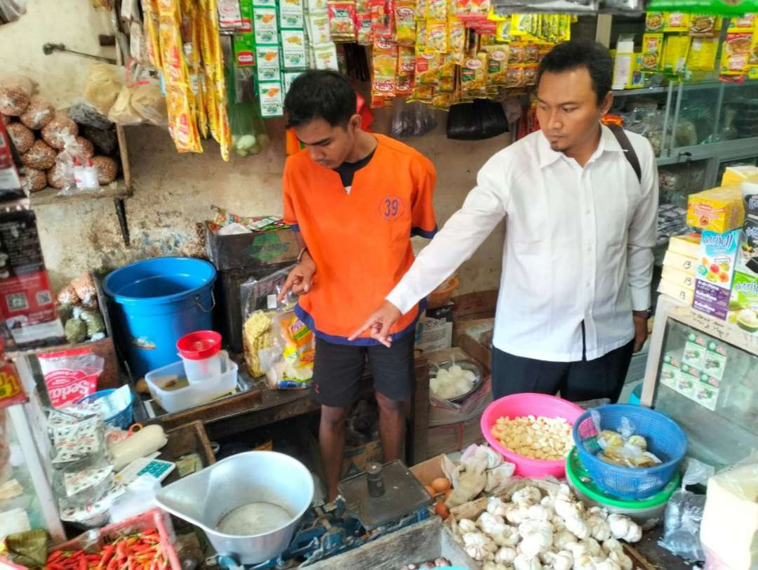 Polisi membawa tersangka ke TKP pencurian toko sembako di area pasar Blambangan, Banyuwangi (Foto: istimewa)