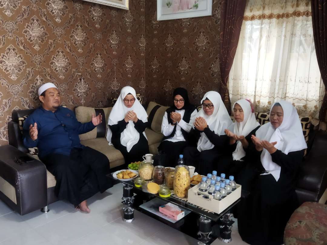 Ustaz Abdi Hidayat memimpin doa saat disowani Calon Bupati Banyuwangi Ipuk Fiestiandani. (Foto: Istimewa)