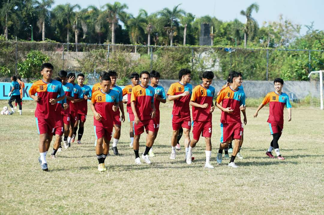 Pemain Persewangi melakukan latihan di lapangan AIL Banyuwangi (Foto: istimewa)