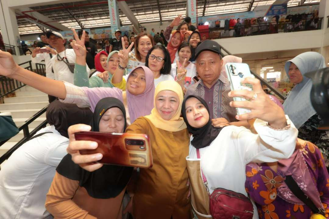 Calon Gubernur Jawa Timur Nomor Urut 2 Khofifah Indar Parawansa blusukan kampanye di Pasar Besar Ngawi, Rabu 29 Oktober 2024. (Foto: Istimewa)