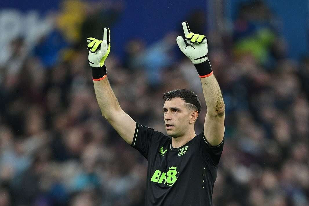 Emiliano Martinez meraih trofi Lev Yashin. (Foto: Instagram/@emi_martinez26)