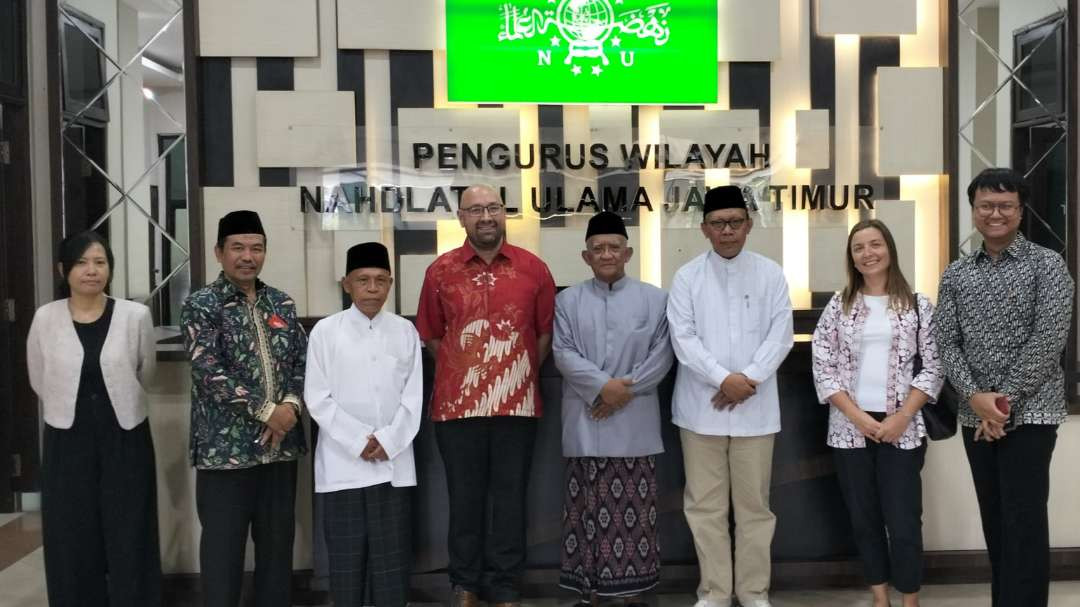 Staf dari Kedutaan Besar (Kedubes) Inggris di Indonesia saat berkunjung ke PWNU Jatim. (Foto:adi/ngopibareng.id)