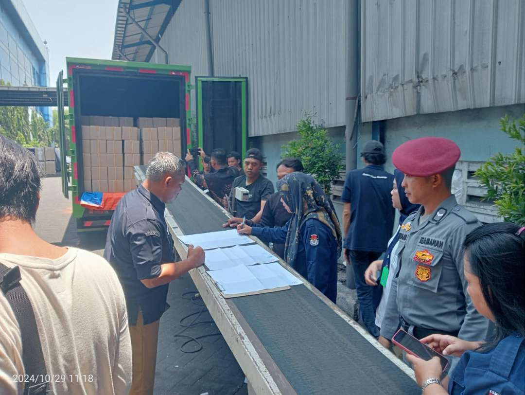 Persiapan pengiriman surat suara untuk pemilihan gubernur dan wakil gubernur Jawa Timur dari Gresik menuju Banyuwangi. (Foto: istimewa)