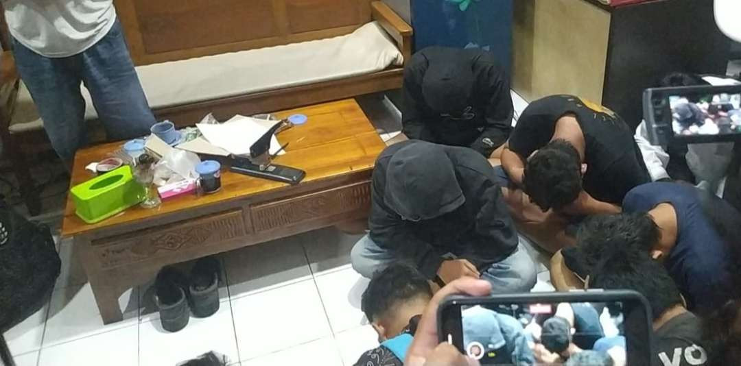 Belasan remaja di Kabupaten Tuban diamankan diduga terlibat aksi pengeroyokan (Foto: Khoirul Huda/Ngopibareng.id)