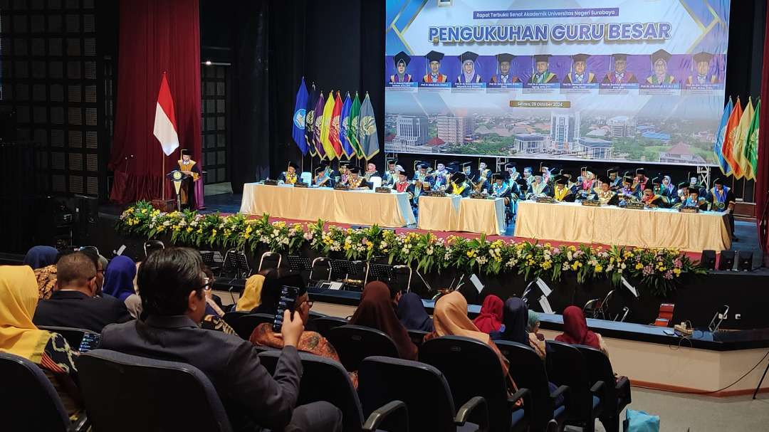 Dekan FIKK Unesa, Prof Dwi Cahyo Kartiko saat memaparkan orasi ilmiah dalam pengukuhan guru besar di Gedung Pertunjukan Sawunggaling, Unesa Kampus 2 Lidah Wetan, Surabaya, Selasa 29 Oktober 2024. (Foto: Fariz Yarbo/Ngopibareng.id)