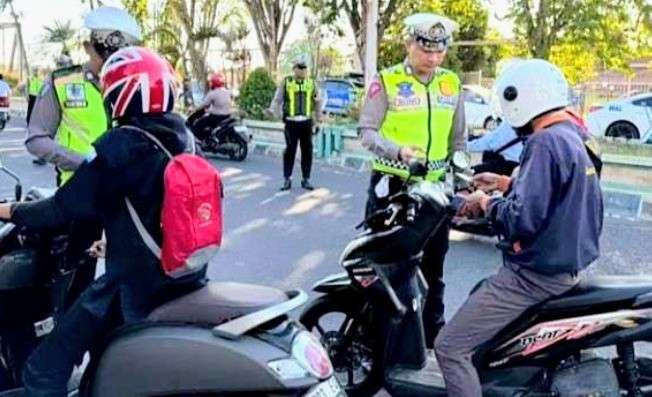 Anggota Satlantas Polres Situbondo memeriksa kelengkapan surat pengendara motor saat Operasi Zebra Semeru pada 14 - 27 Oktober 2024.(Foto:Satlantas Polres Situbondo)