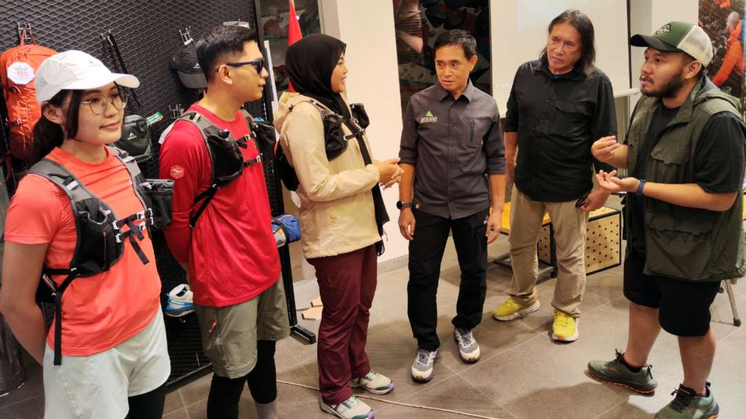 Public Relation Eiger Adventure Shulhan Syamsur Rijal (kanan) memperkenalkan brand yang akan dipamerkan pada BTS 100 Ultra. (Foto: Fariz Yarbo/Ngopibareng.id)