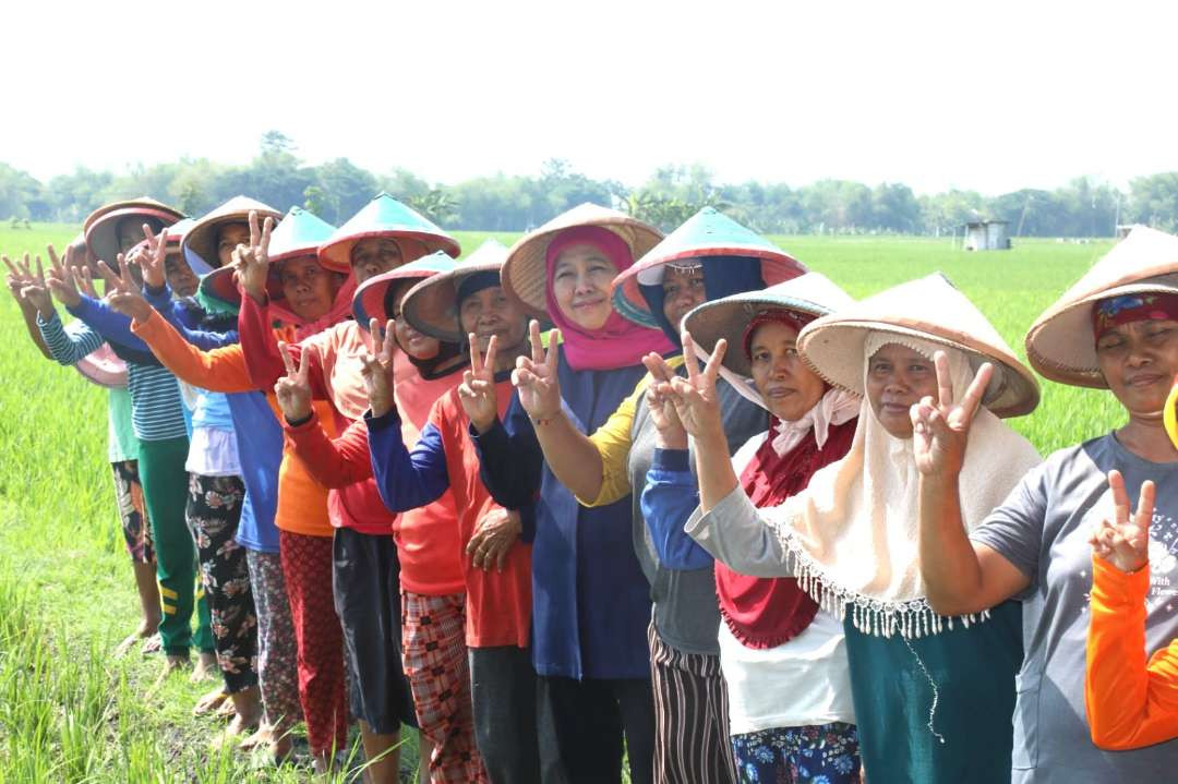 Momen akrab dan merakyat tercipta saat Calon Gubernur Jawa Timur Khofifah Indar Parawansa bertemu dengan para petani di Kabupaten Ngawi. (Foto: Dok Khofifah IP)