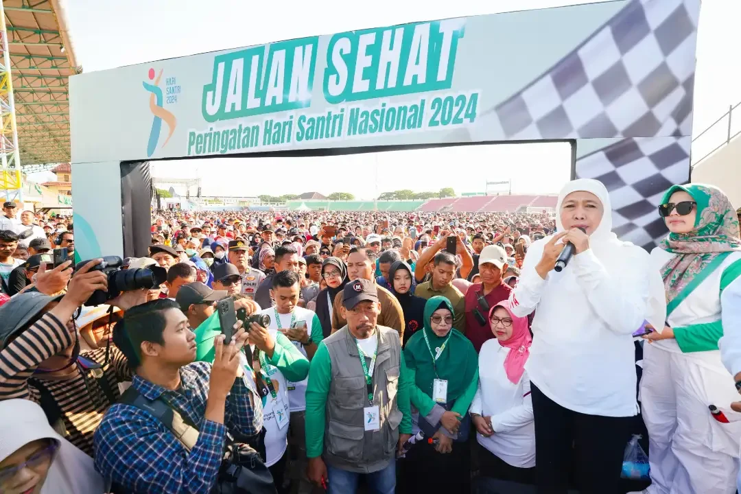 Calon Gubernur Jawa Timur Nomor Urut 2 Khofifah Indar Parawansa memberangkatkan puluhan ribu masyarakat peserta Jalan Sehat Hari Santri Nasional 2024. (Foto: Dok Khofifah IP)