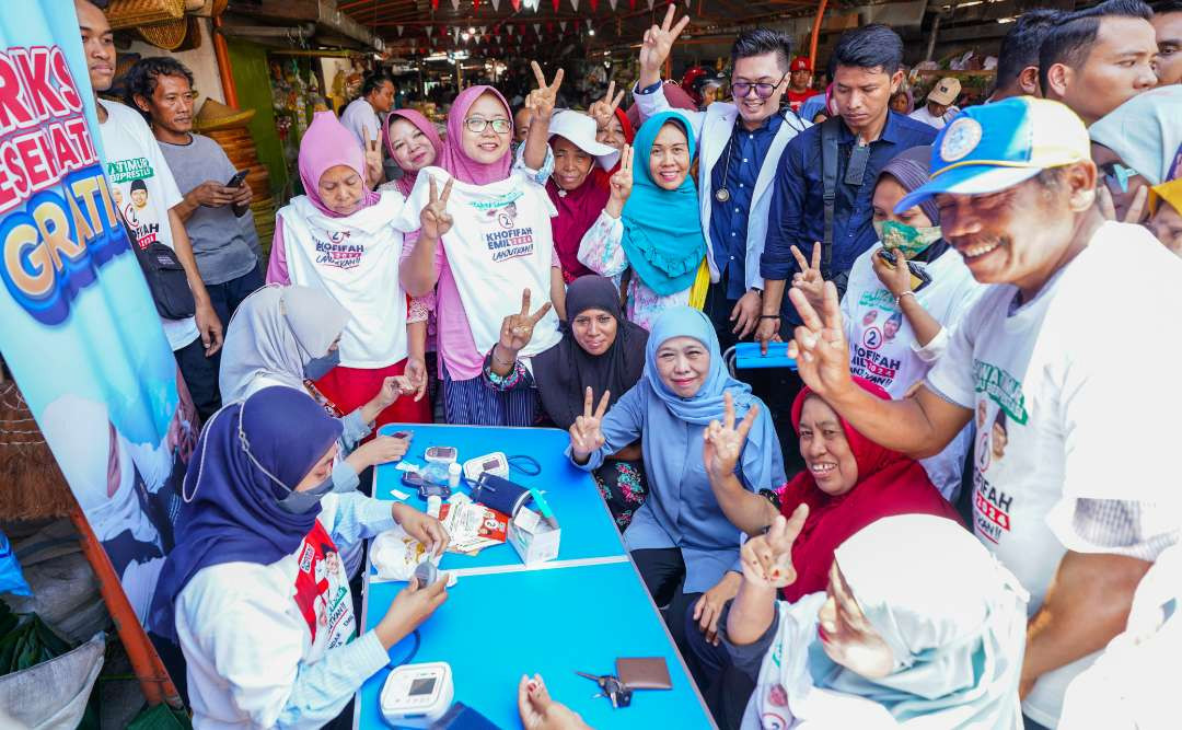 Warga dan pedagang Pasar Pacar Keling, Surabaya, antusias sambut Calon Gubernur Jawa Timur nomor urut 2 Khofifah Indar Parawansa di acara Layanan Pemeriksaan Kesehatan Gratis. (Foto: Istimewa)