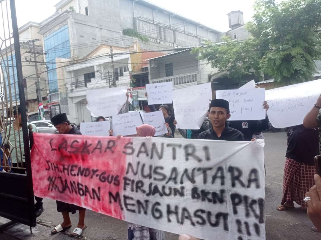 Massa yang tergabung dalam Laskar Santri Nusantara saat mendatangi Mapolres Jember (Foto: Rusdi/Ngopibareng.id)