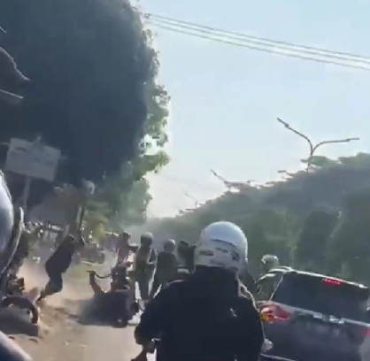 Carok di Jalan Wahidin Sudirohusodo, Kebomas, Gresik pada Rabu 30 Oktober 2024. (Foto: tangkapan layar X)