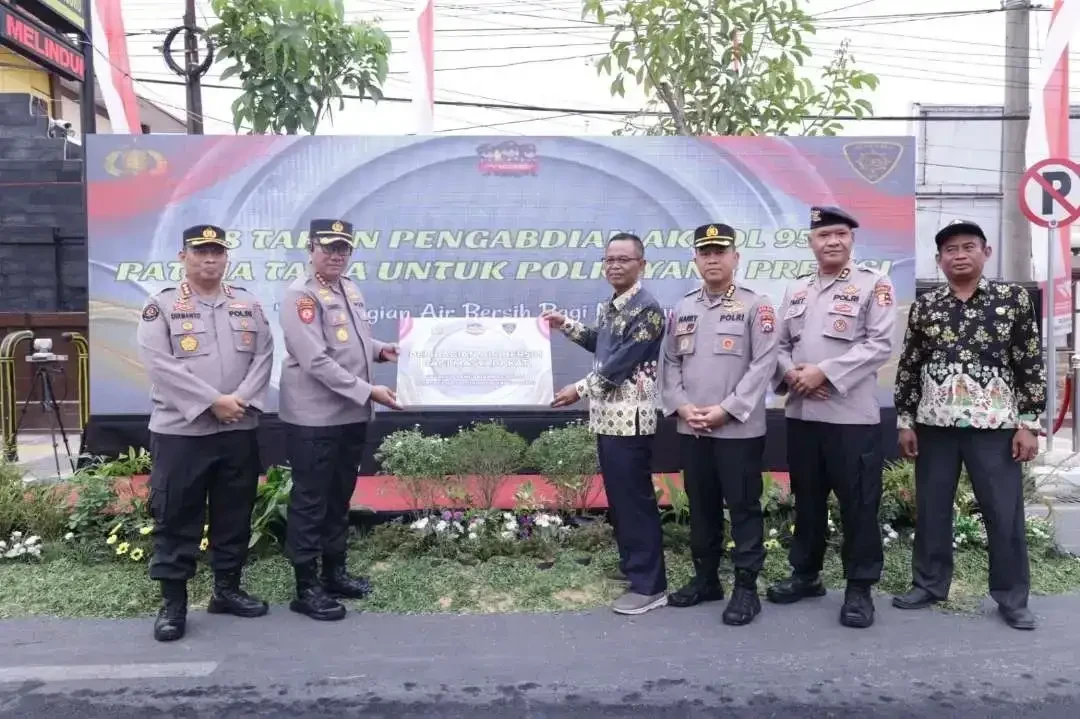 Salah satu program bantuan air bersih dari anggota Polri dari alumni AKPOL Angkatan Tahun 1995 dalam rangka 28 Tahun Pengabdian Akpol 95 Patria Tama untuk Polri yang Presisi, di Desa Kedungsumber, Kecamatan Temayang, Bojonegoro. (Foto: dok. Polres Bojonegoro)