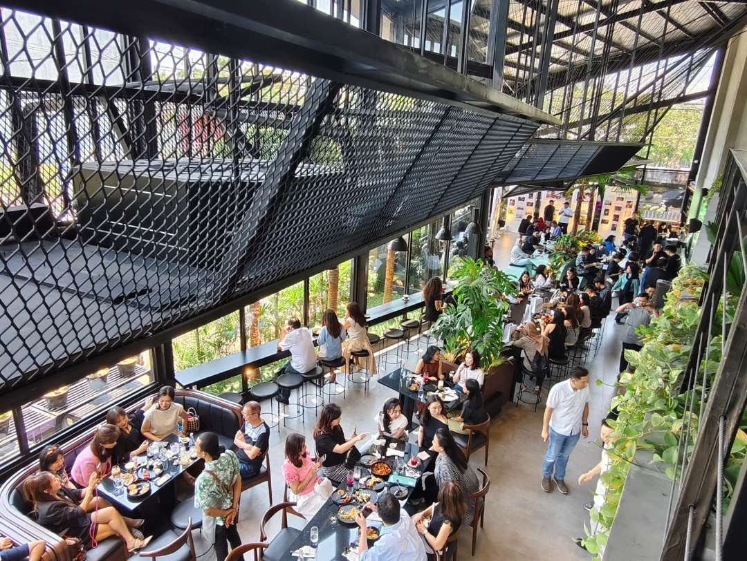 Suasana di kedai kopi sekaligus restoran Expat. Roasters Dharmahusada, yang mengusung konsep unik yakni back to farm, pada acara peluncuran hari ini, Rabu 30 Oktober 2024. (Foto: Julianus Palermo/Ngopibareng.id)