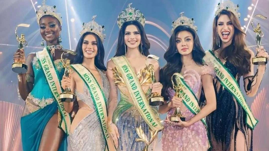 Miss Grand Myanmar, Thae Su Nyein 2nd runner-up Miss Grand International 2024 (kedua dari kanan) dicabut gelarnya, setelah mengembalikan mahkota. (Foto: Instagram @nawat.tv/MGI)