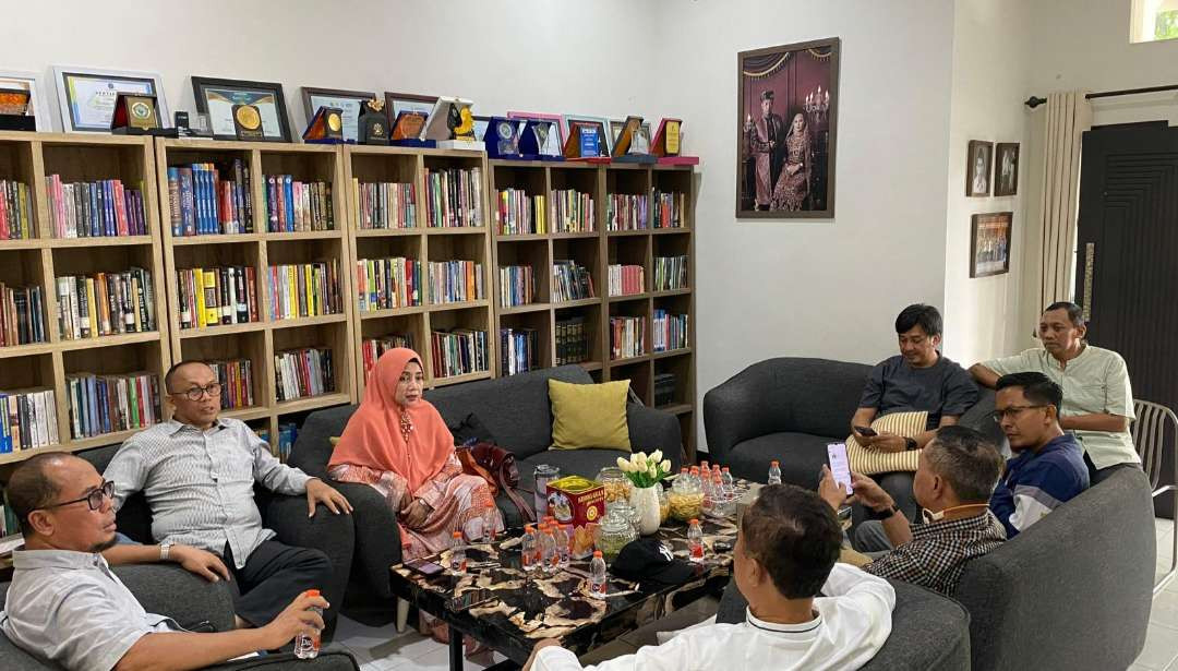 Kepala Badan Haji dan Umrah, Mochamad Irfan Yusuf, dalam suatu pertemuan bersama Yusron Aminulloh, ketua ISMI Jawa Timur. (Foto: dok/ngopibareng.id)