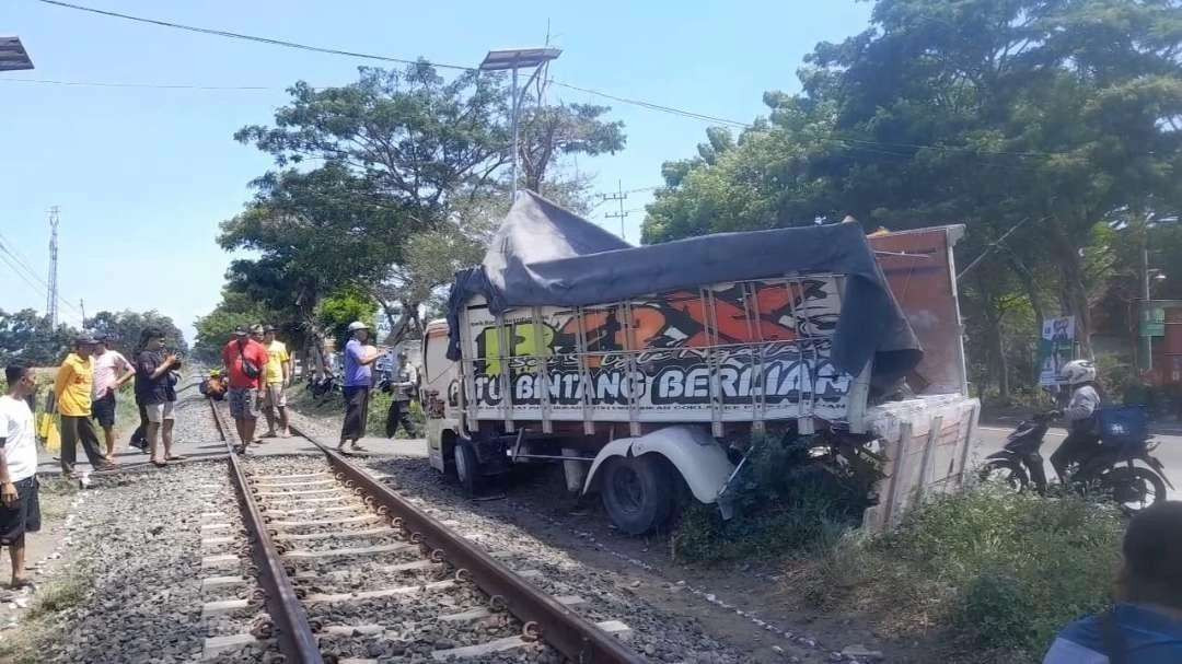 Kecelakaan lalu lintas di perlintasan liar kereta api di Probolinggo, beberapa waktu lalu. (Foto: Ikhsan Mahmudi/Ngopibareng.id)