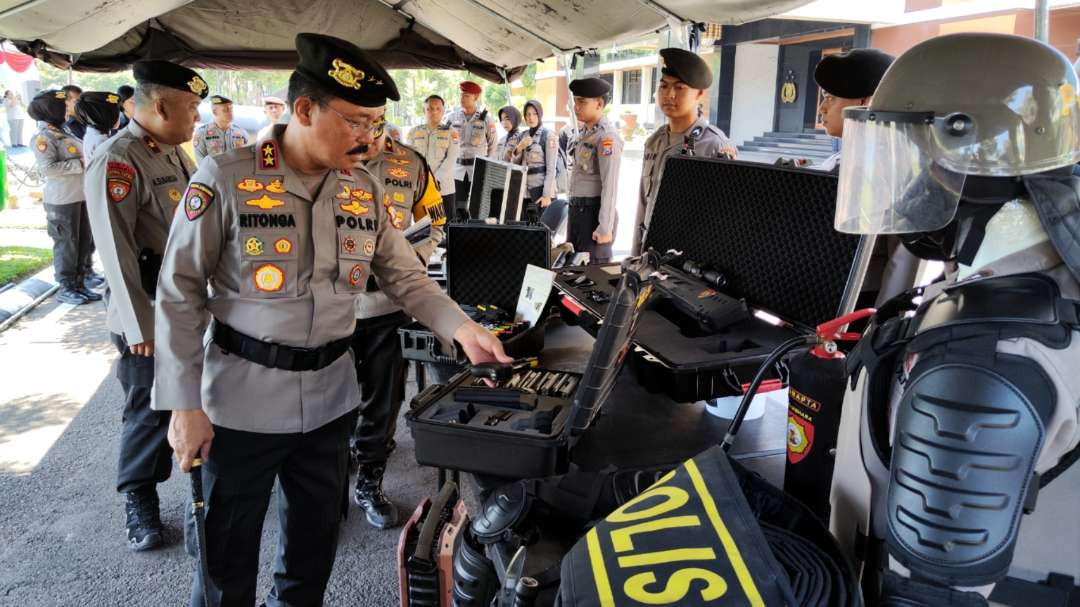 Kakorsabhara Baharkan Polri Irjen Pol Mulya Hasudungan Ritonga saat mengecek kesiapan peralatan di Mapolda Jatim, Surabaya, Rabu 30 Oktober 2024. (Foto: Fariz Yarbo/Ngopibareng.id)