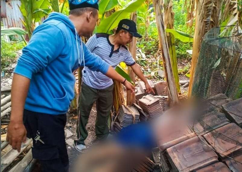 Temuan jenazah perempuan diduga korban pembunuhan di Sidoarjo (foto : Aini/Ngopibareng.id) (MINTOL DI BLUR JENAZAHNYA)