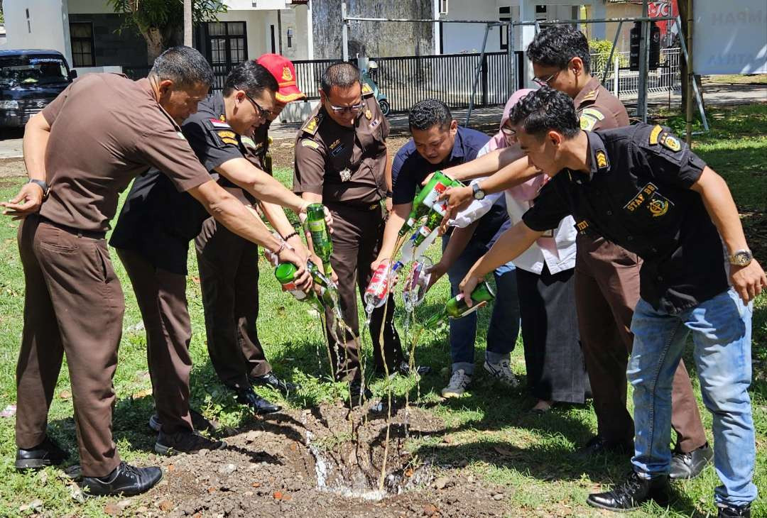 Pemusnahan barang bukti minuman keras  yang telah berkekuatan hukum tetap (Foto: Istimewa)