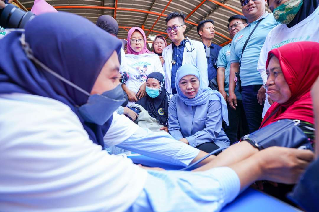 Layanan kesehatan yang dibuka Calon Gubernur Jawa Timur Khofifah Indar Parawansa di serbu masyarakat dan pedagang Pasar Pacar Keling. (Foto: Dok Khofifah IP)