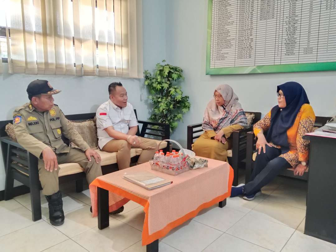 Ketua Komisi A DPRD Kota Surabaya Yona Bagus Widyatmoko saat berbincang dengan pihak sekolah SDN 1 Kedurus, pada masa reses DPRD Kota Surabaya. (Foto: Istimewa)