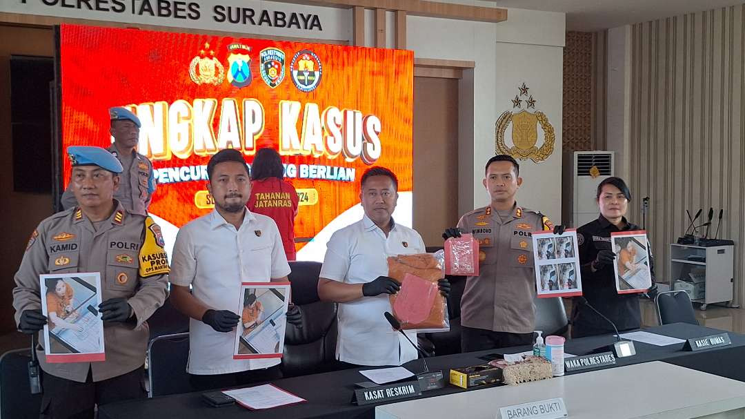 Polrestabes Surabaya berhasil mengamankan AM (45), pelaku pencurian perhiasaan senilai Rp350 juta di salah satu toko perhiasaan di pusat perbelanjaan kawasan Surabaya Barat. (Foto: Julianus Palermo/Ngopibareng.id)