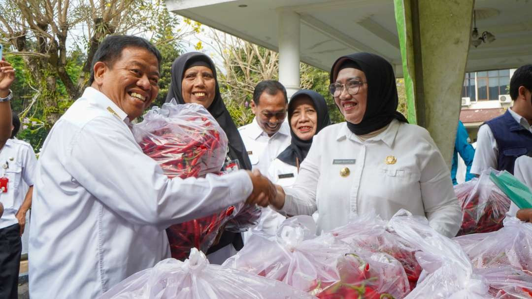 Pj Bupati Lumajang mengajak berempati kepada petani cabai dengan cara membeli cabai hasil panen petani. (Foto: Pemkab Lumajang)