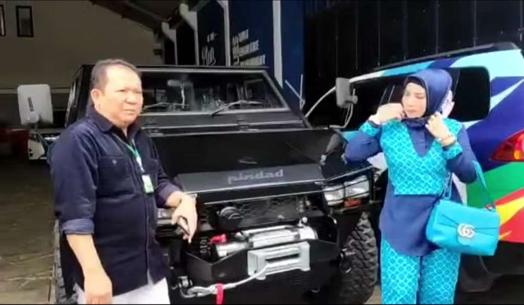 Hendy Siswanto bersama istri saat berfoto dengan Mobil Maung yang dibelinya menggunakan uang pribadi pada tahun 2021 (Foto: Dokumentasi HSC)