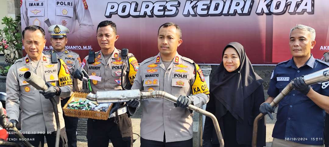 Kapolres Kediri Kota AKBP Bramastyo Priaji Menunjukan Barang Bukti Sitaan Operasi Zebra 2004 (Foto: Fendi Lesmana/Ngopibareng. Id).