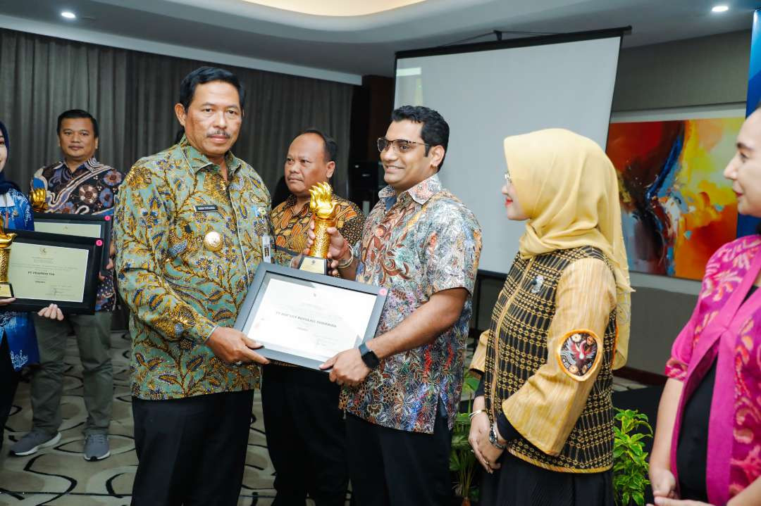 Pemerintah Provinsi Jawa Tengah memberikan penghargaan Siddhakarya kepada sembilan perusahaan di wilayahnya, karena produktivitasnya terus meningkat. (Foto: Dok Prov Jateng)