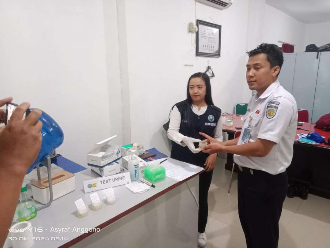 Petugas BNN Kota Blitar menerima urine dari petugas PT KAI memastikan seluruh perugas kereta api tidak nenggunakan bahan terlarang narkoba pada Rabu 30 Oktober 2024 (Foto: dok. Humas PT KAI Doap 7 Madiun)