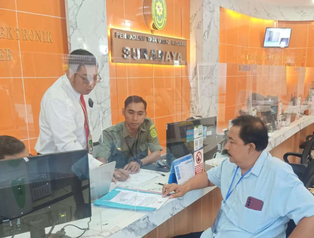 Hafid Iswahyudi saat mendaftarkan gugatannya ke PTUN Surabaya. (Foto: Dok. Hafid Iswahyudi)