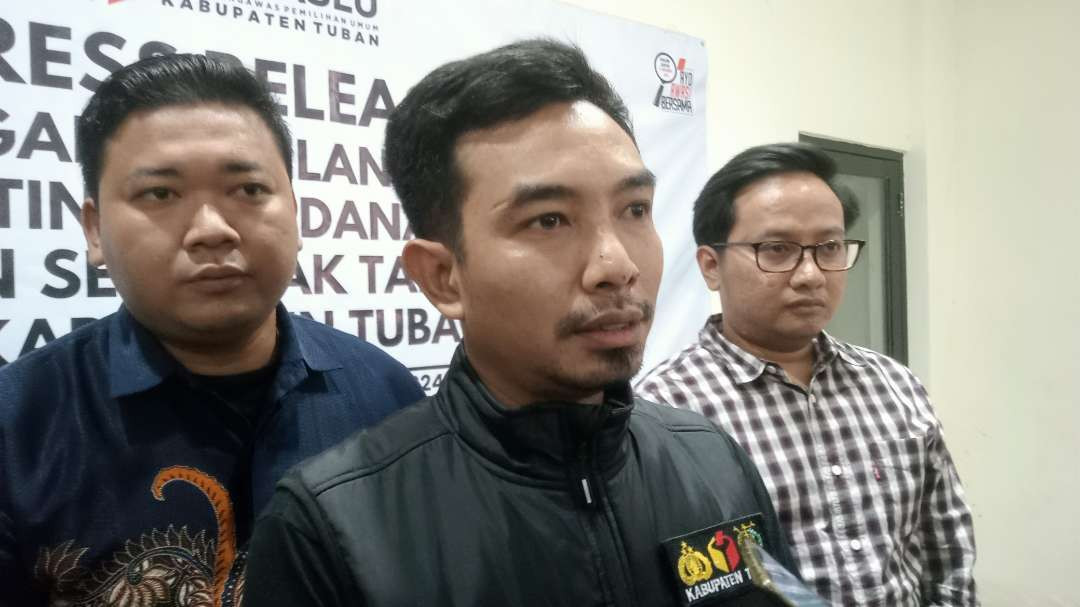 Koordinator Divisi Penanganan Pelanggaran, Data dan Informasi Bawaslu Kabupaten Tuban, Mochamad Sudarsono usai press release. (Foto: Khoirul Huda/Ngopibareng.id)