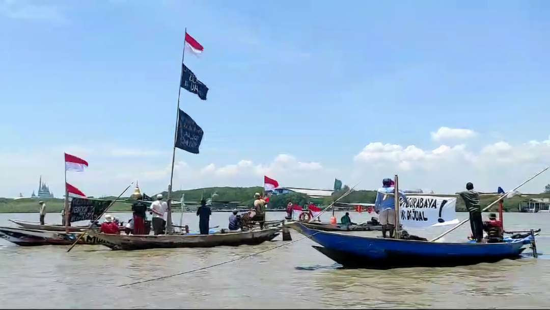 Aksi unjuk rasa damai yang dilakukan puluhan masyarakat pesisir dan nelayan yang bermukim di pesisir timur Surabaya, yang menolak keberadaan PSN reklamasi SWL, Rabu 30 Oktober 2024. (Foto: Istimewa)