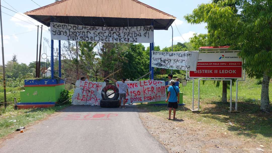 Aksi Warga Desa Ledok Kecamatan Sambong, blokir jalan menuju lapangan operasi Pertamina EP Field Cepu pada Rabu 30 Oktober 2024. (Foto: Ahmad Sampurno/Ngopibareng.id)