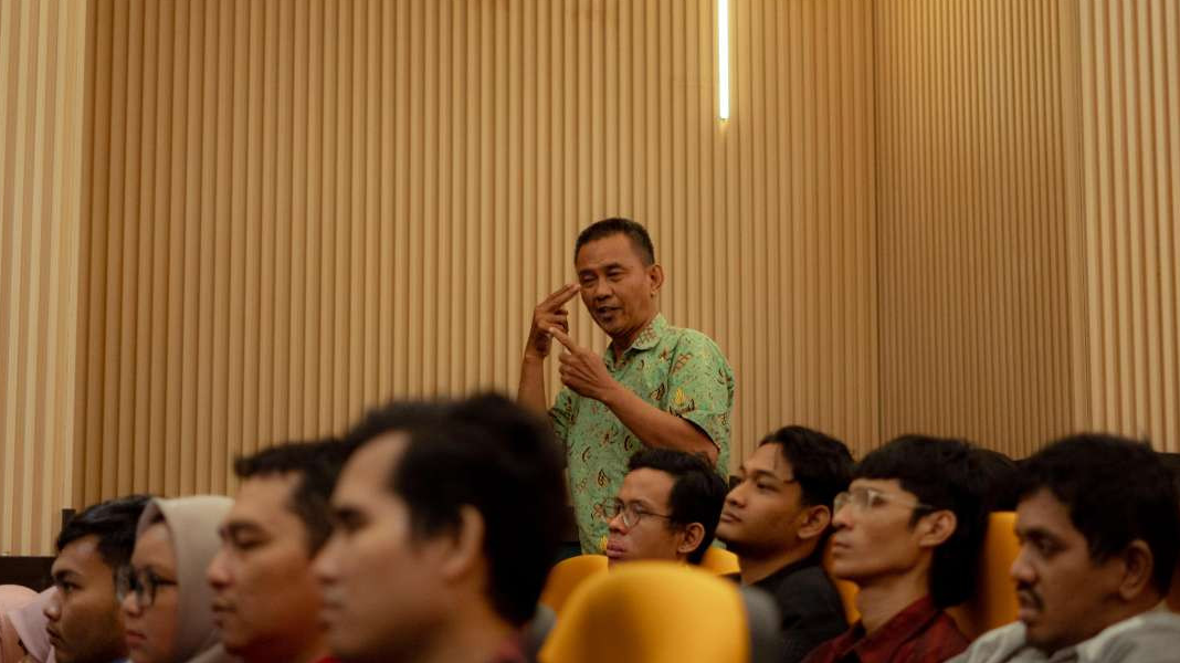 Audiens yang merupakan seorang tuna rungu yang sedang bertanya dalam sesi diskusi pada acara Simoning #7, yang diselenggarakan oleh UKM Sinematografi Universitas Airlangga (UNAIR) Surabaya. (Foto: Sinematografi UNAIR)