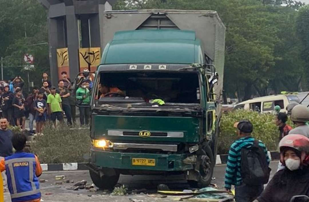 Truk maut seruduk puluhan mobil dan motor di Cipondoh, Tangerang, Kamis 31 Oktober 2024. (Foto: Istimewa)