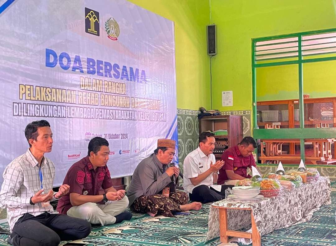 Doa bersama renovasi bangunan dapur sehat Lapas Tuban. (Foto: Humas Lapas Tuban)