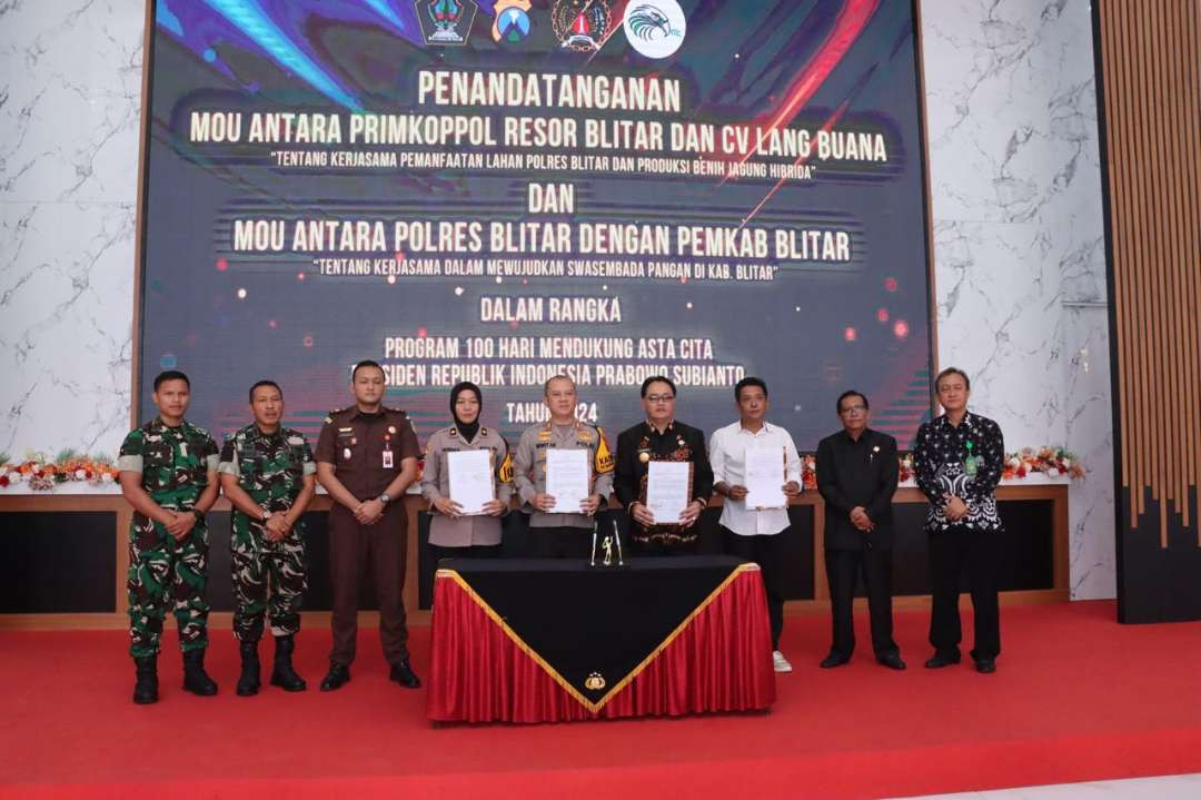 Polres Blitar MoU dengan Pemkab Blitar dan pihak swasta dalam memanfaatkan lahan milik Polres Blitar sebagai lokasi pengembangan produksi benih jagung hibrida. (Foto: Choirul Anam/Ngopibareng.id)