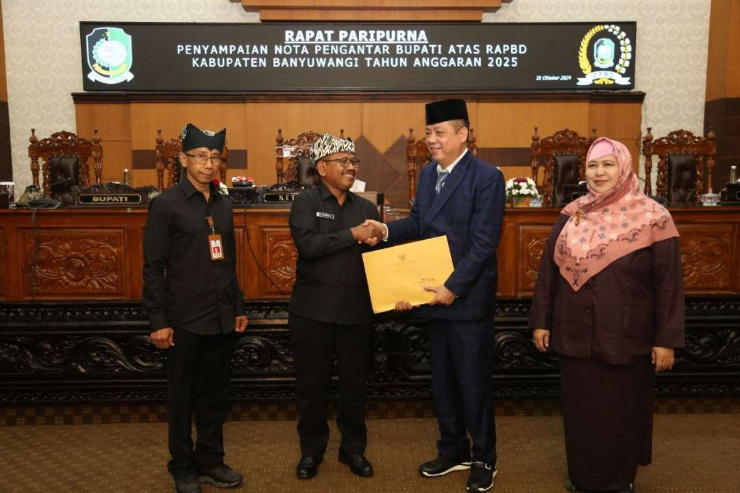 Plt Bupati Banyuwangi Sugirah didampingi Pj Sekda Guntur Priambodo menyerahkan Nota Keuangan Rancangan Peraturan Daerah tentang APBD tahun 2025 kepada pimpinan DPRD Banyuwangi. (Foto: Istimewa)