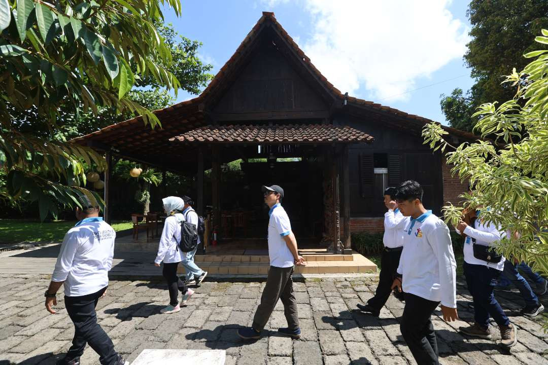 Anggota Forum Ketua Jurusan Teknik Sipil Politeknik Indonesia  melihat bangunan di Pendopo Saba Swagatha. (Foto: Istimewa)