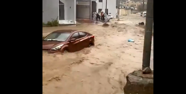 Hujan deras melanda Arab Saudi sejak 27 Oktober 2024. Sejumlah wilayah pun diterjang banjir cukup parah, salah satunya Makkah. (Foto: Twitter)