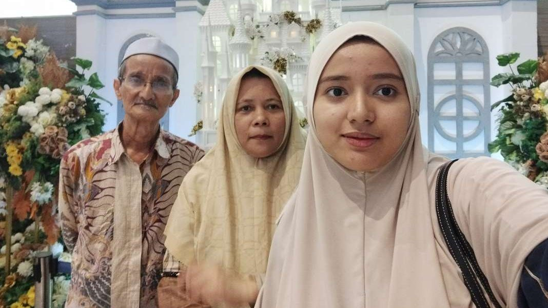 KH Husein Muhammad dan istri, bersama seoang putrinya di pesantren. (Foto: dok/ngopibareng.id)