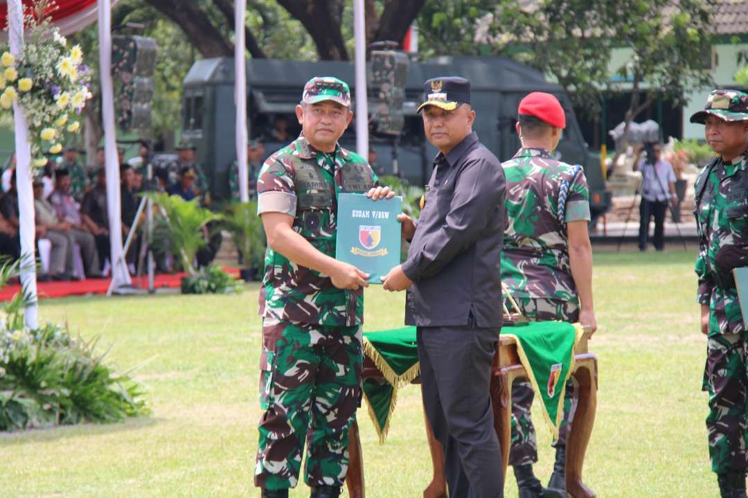 Kepala Staf Angkatan Darat (Kasad) Jenderal TNI Maruli Simanjuntak, M.Sc menutup secara resmi Tentara Manunggal Membangun Desa (TMMD) reguler ke-122 Kodim 0809/Kediri Tahun 2024, (Foto: Istimewa)