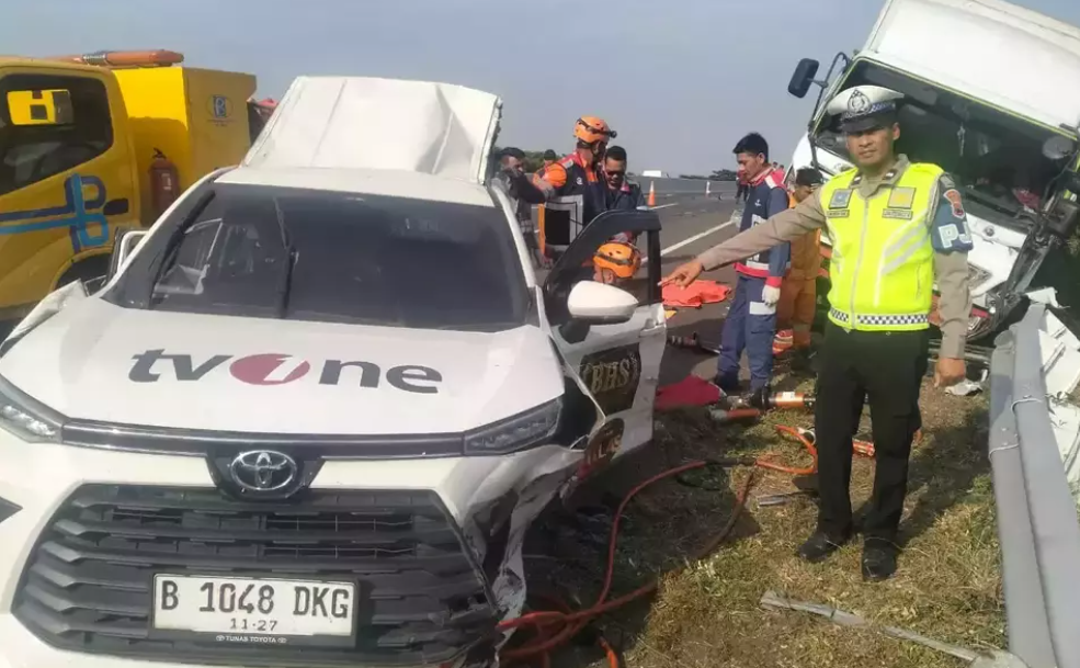 Viral di media sosial mobil dengan logo TV One mengalami kecelakaan di Tol Transjawa, Pemalang, Jawa Tengah, Kamis 31 Oktober 2024 pagi. (Foto: Whatsapp)